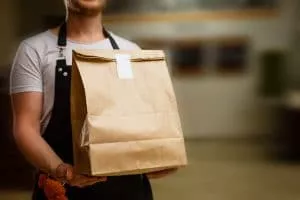 ¿Quién pagará cuando lo atropelle un vehículo que conduce para Postmates?