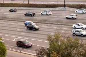 Cerritos, CA – Dos muertos en accidente automovilístico en 605 Fwy cerca de South St causado por conductor en sentido contrario