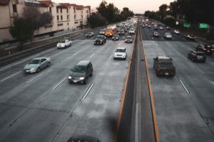 Santa Clarita, CA - Uno hospitalizado luego de una colisión de tráfico ardiente en Golden Valley Rd