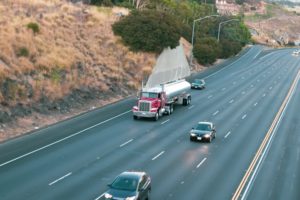 San Dimas, CA - Colisión fatal que involucra un camión cisterna de gasolina en 10 Fwy en Via Verde St
